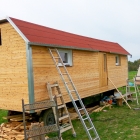 Celkový pohled na zastřešenou a oplechovanou maringotku